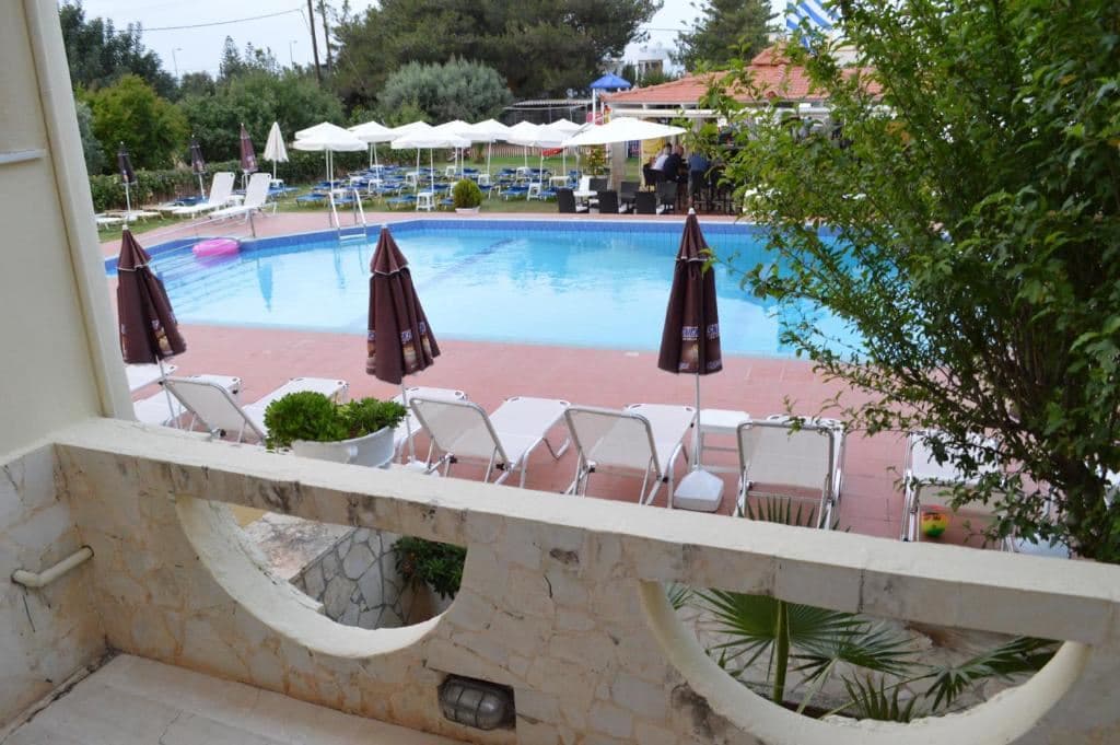 rooms-apartment-1-bedroom-poolview