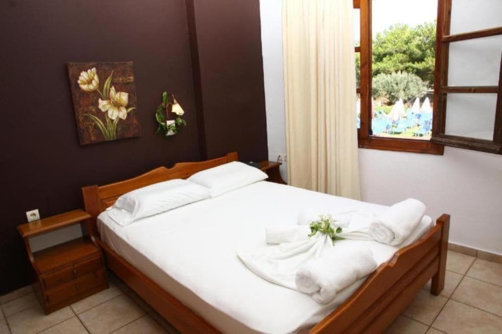 rooms-apartment-1-bedroom-poolview