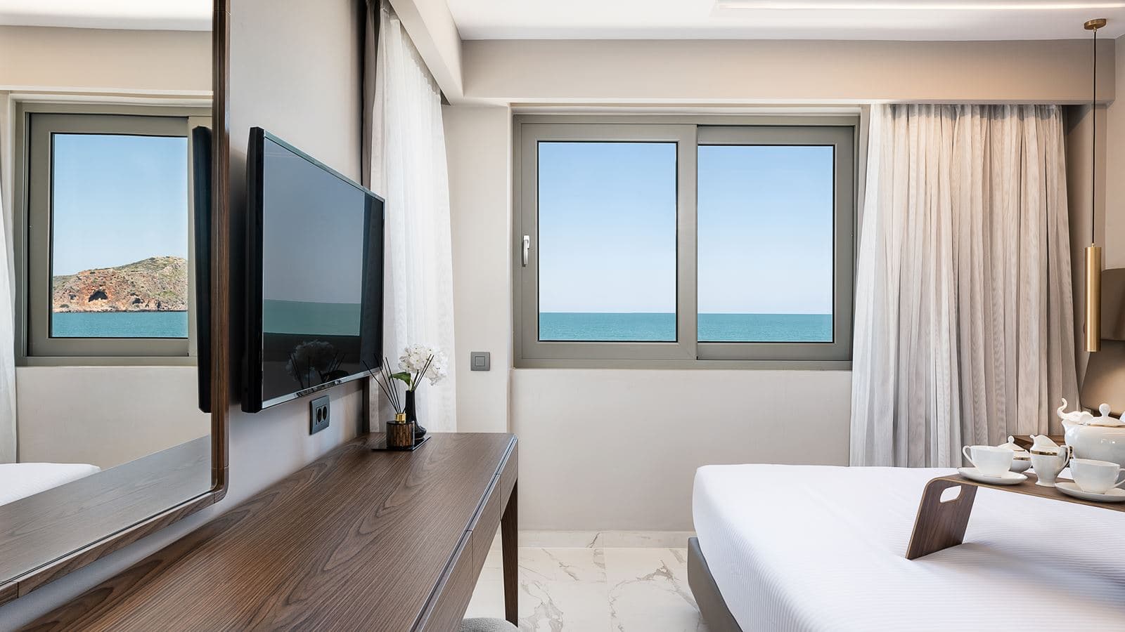 rooms-deluxe-family-room-pool-view