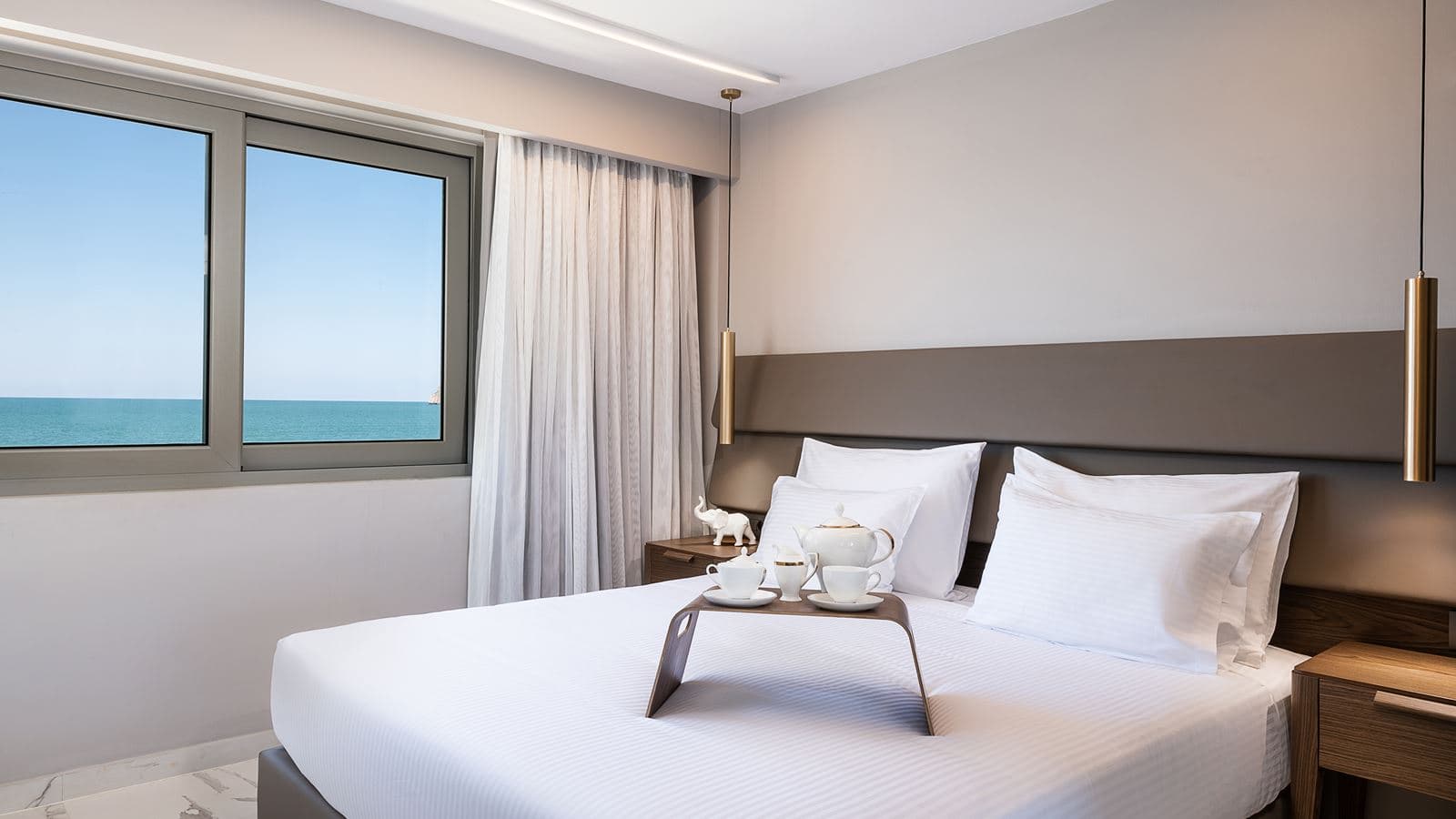 rooms-deluxe-family-room-pool-view
