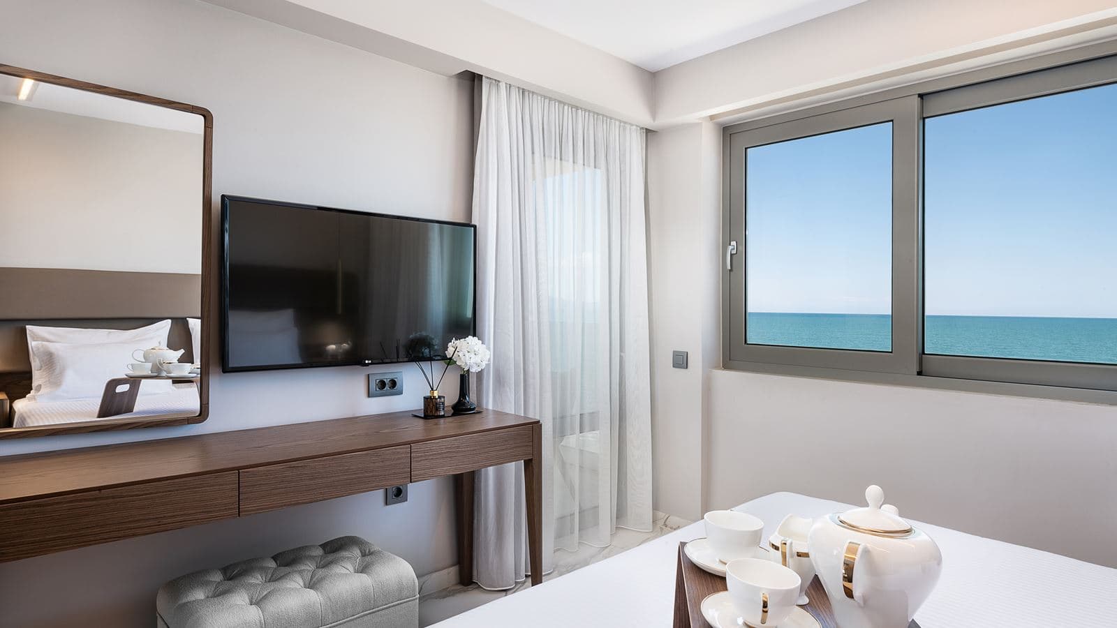 rooms-deluxe-family-room-pool-view