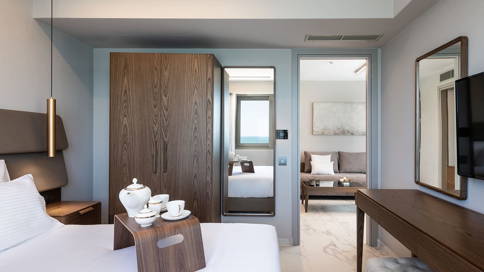rooms-deluxe-family-room-pool-view