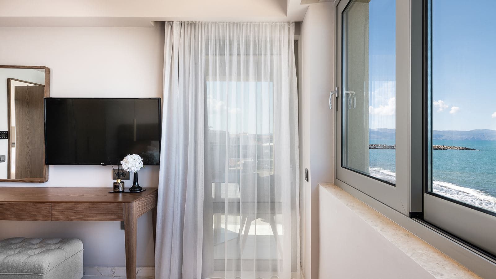 rooms-deluxe-family-room-pool-view