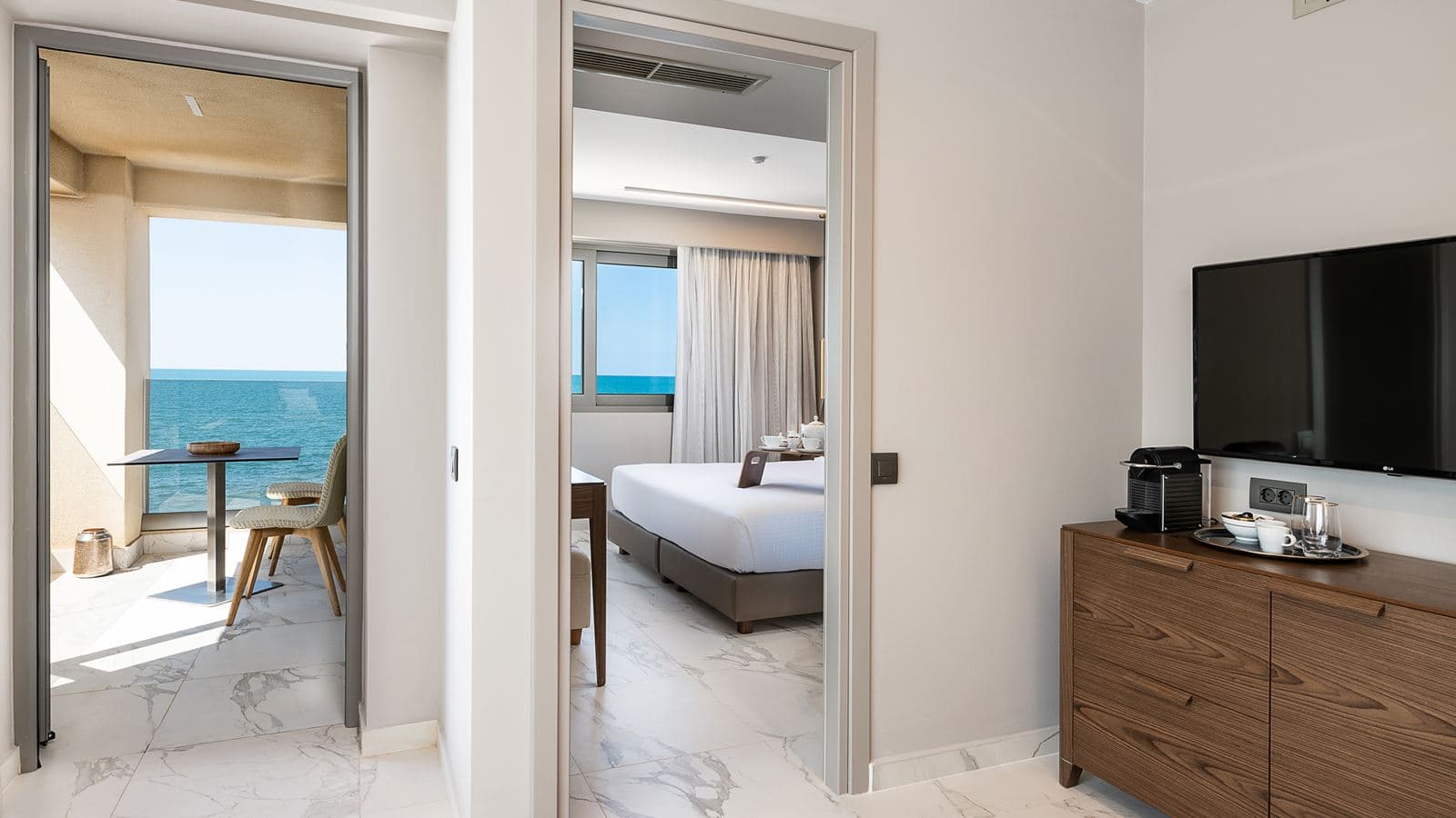 rooms-deluxe-family-room-pool-view