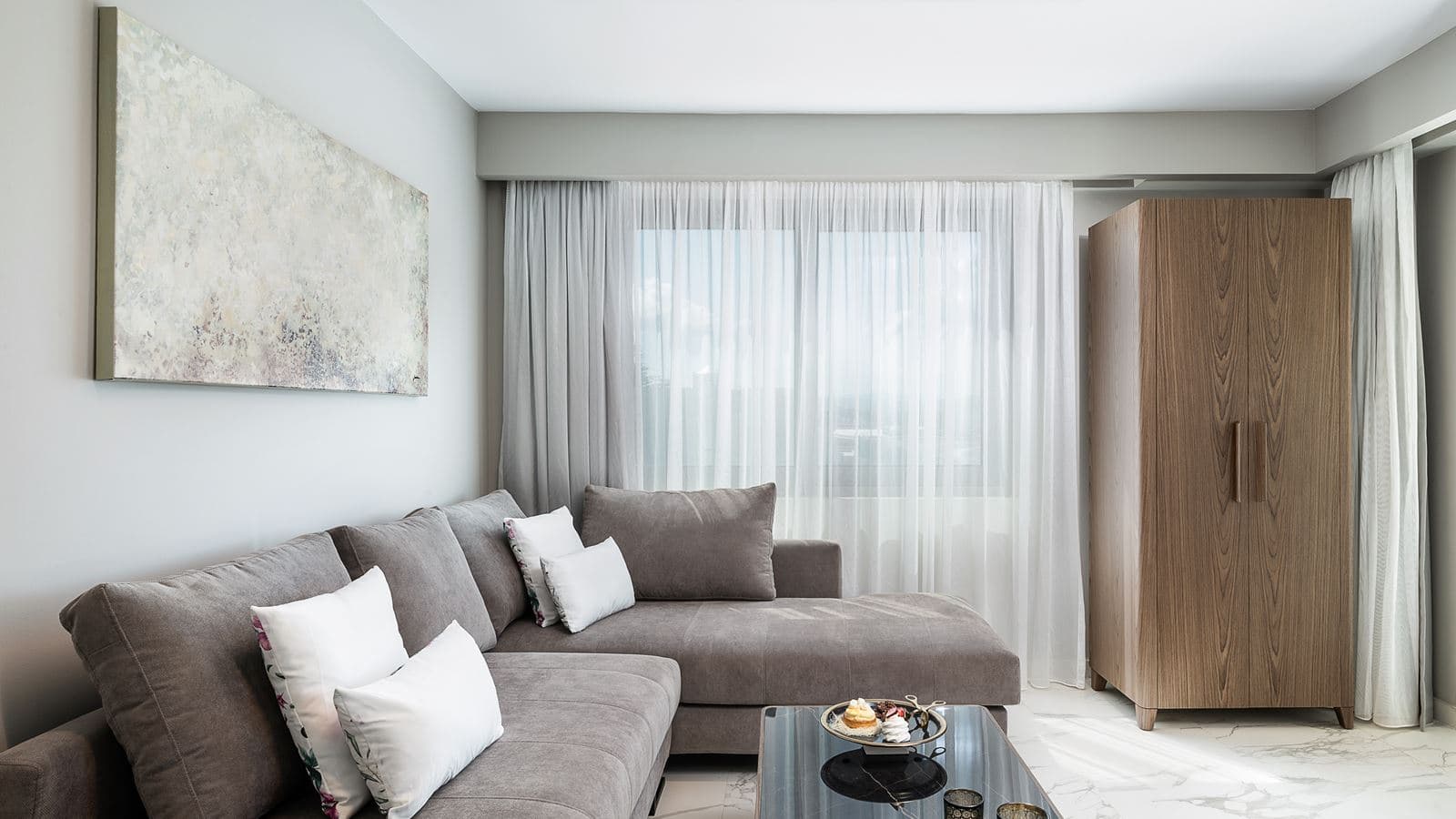 rooms-deluxe-family-room-pool-view