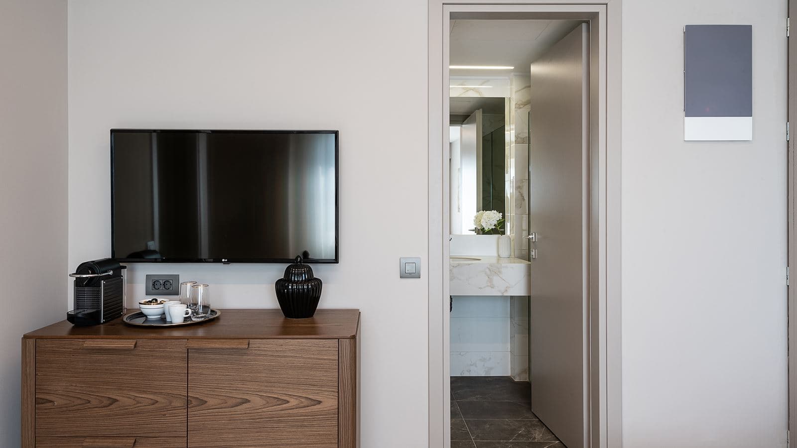 rooms-deluxe-family-room-pool-view