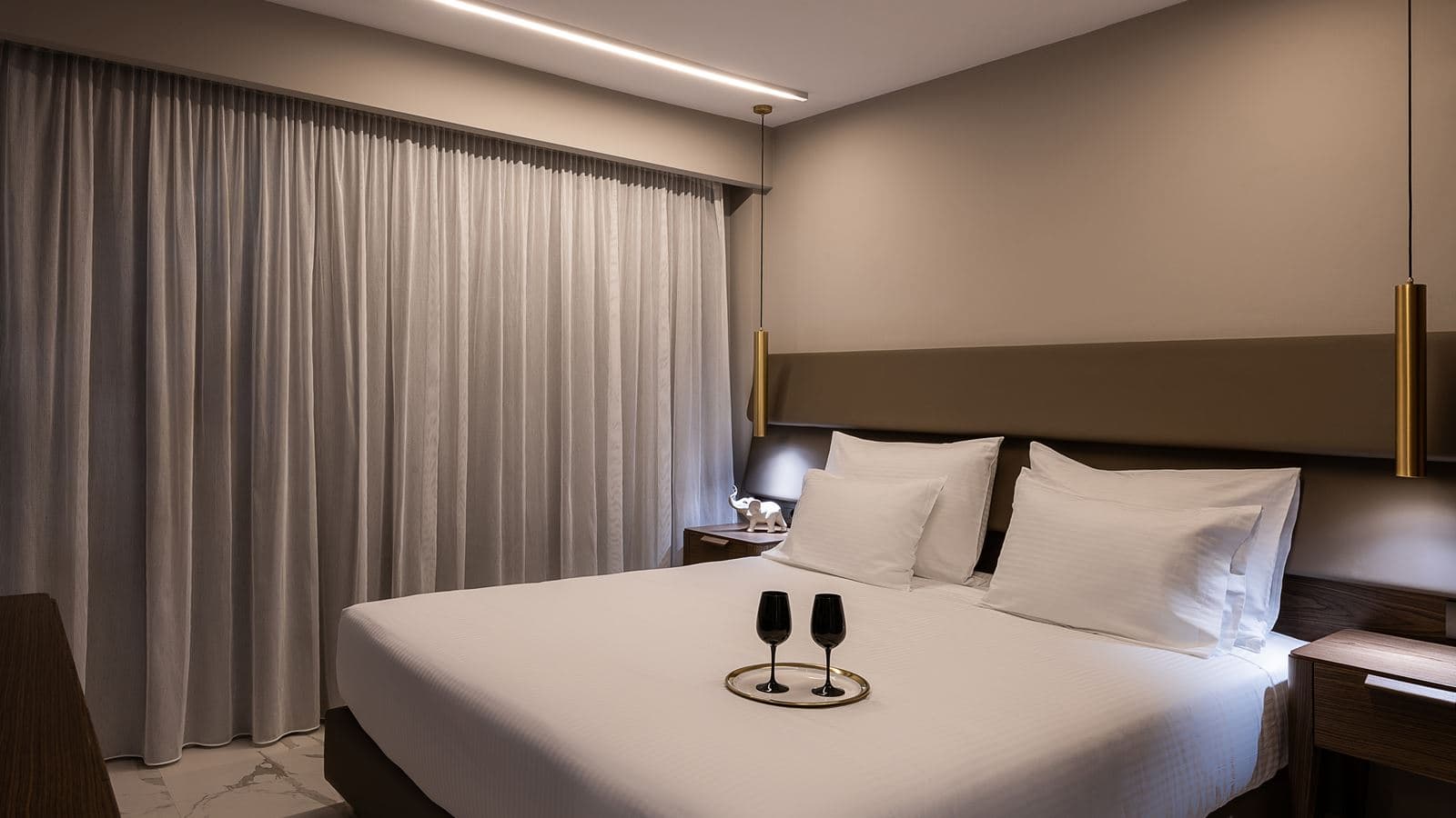 rooms-deluxe-family-room-pool-view