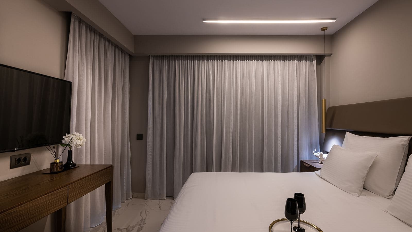 rooms-deluxe-family-room-pool-view