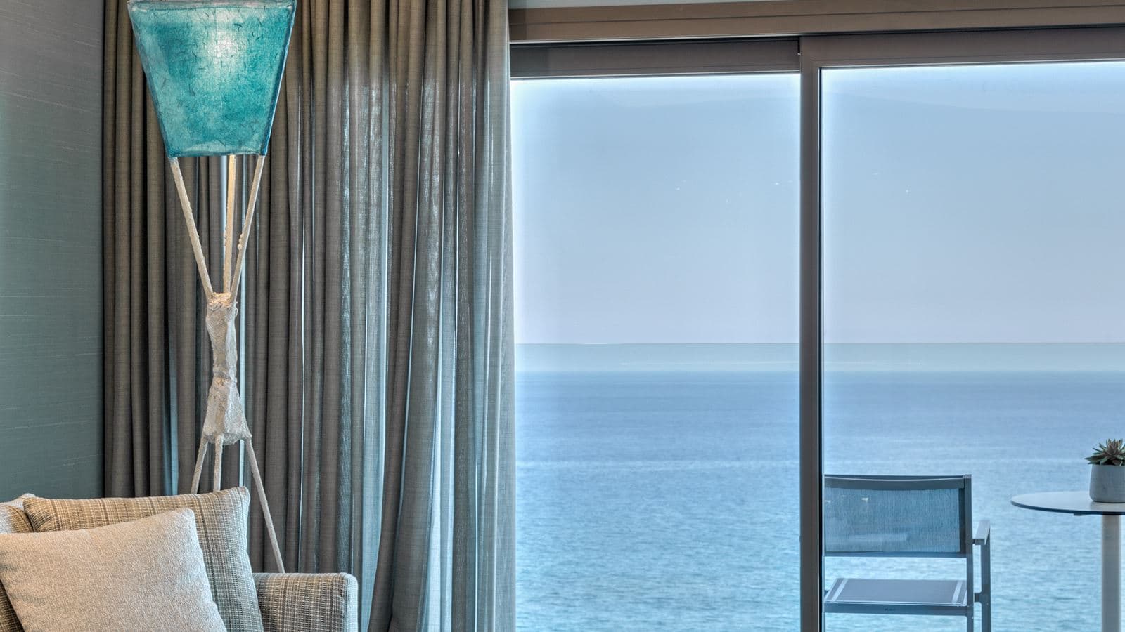 rooms-sea-view-deluxe-suite