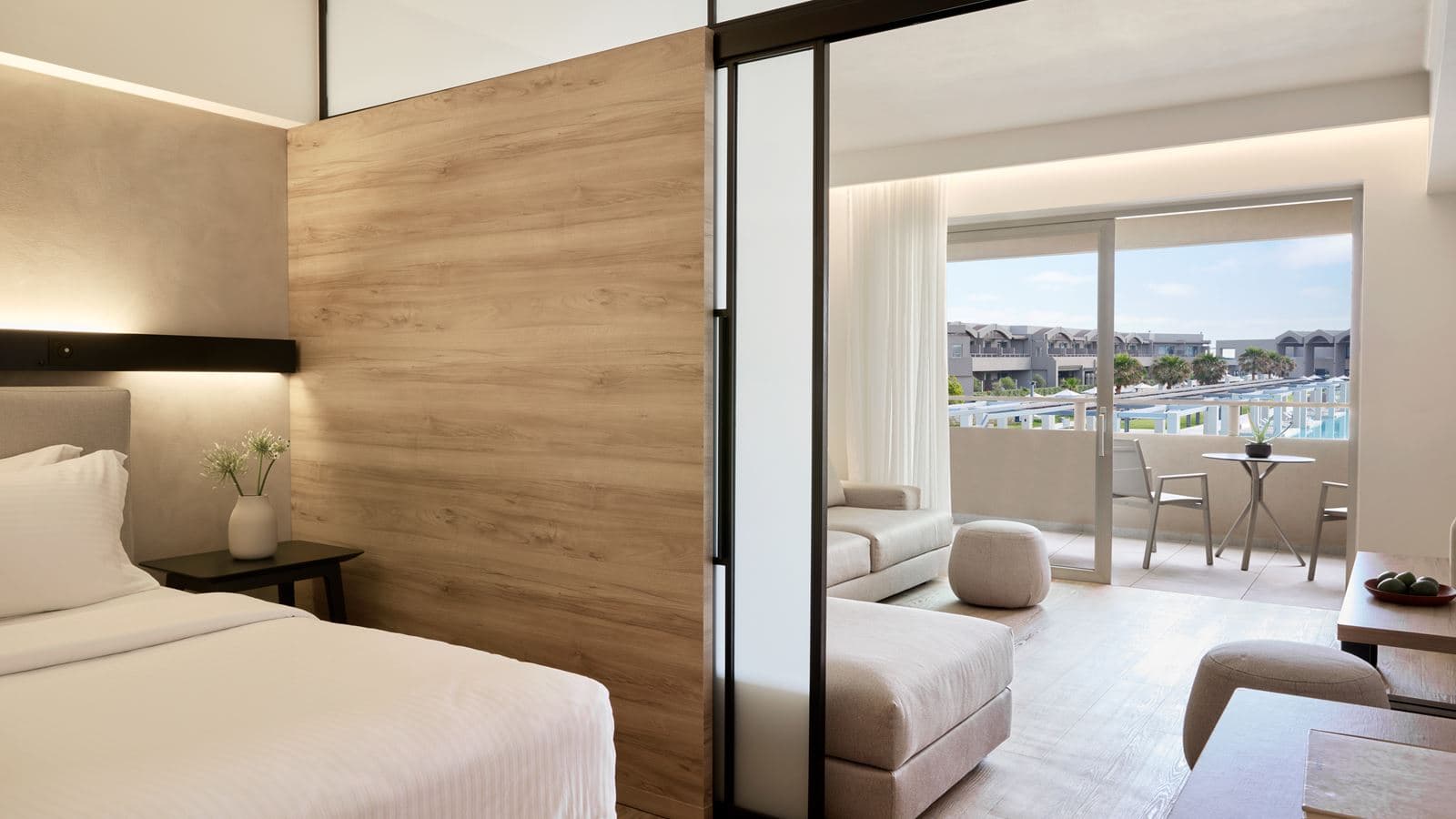 rooms-junior-suite-pool-view