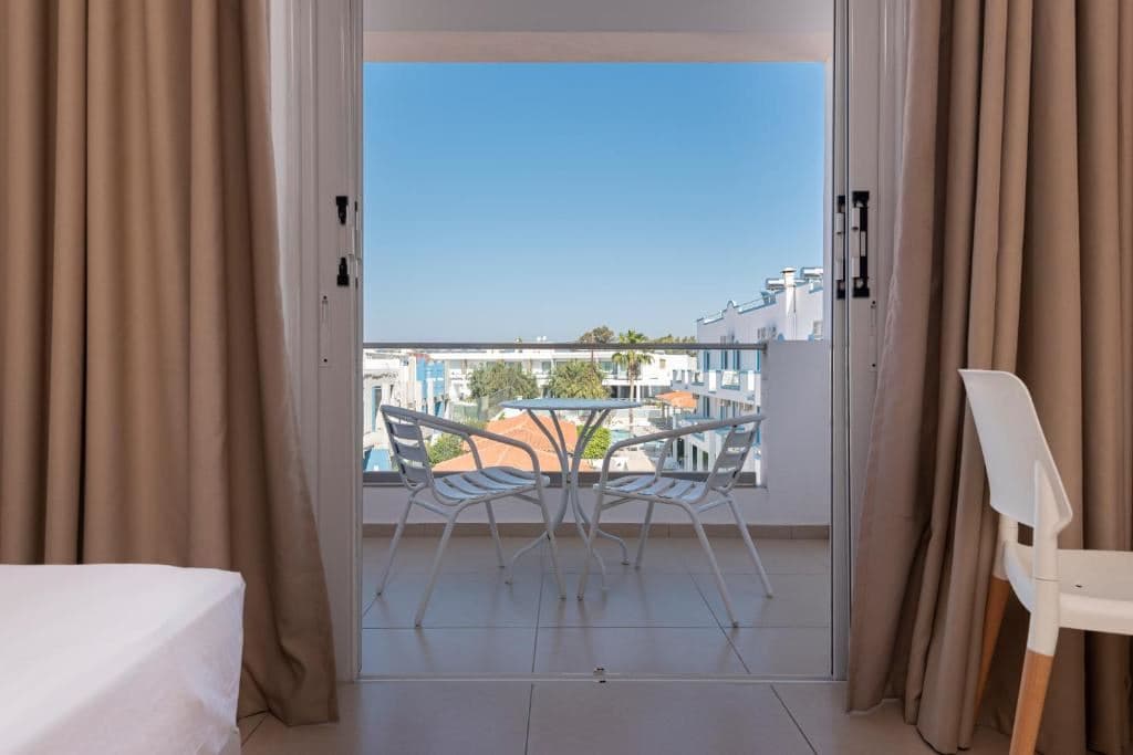 rooms-apartment-1-bedroom-land-view-balcony-or-terrace