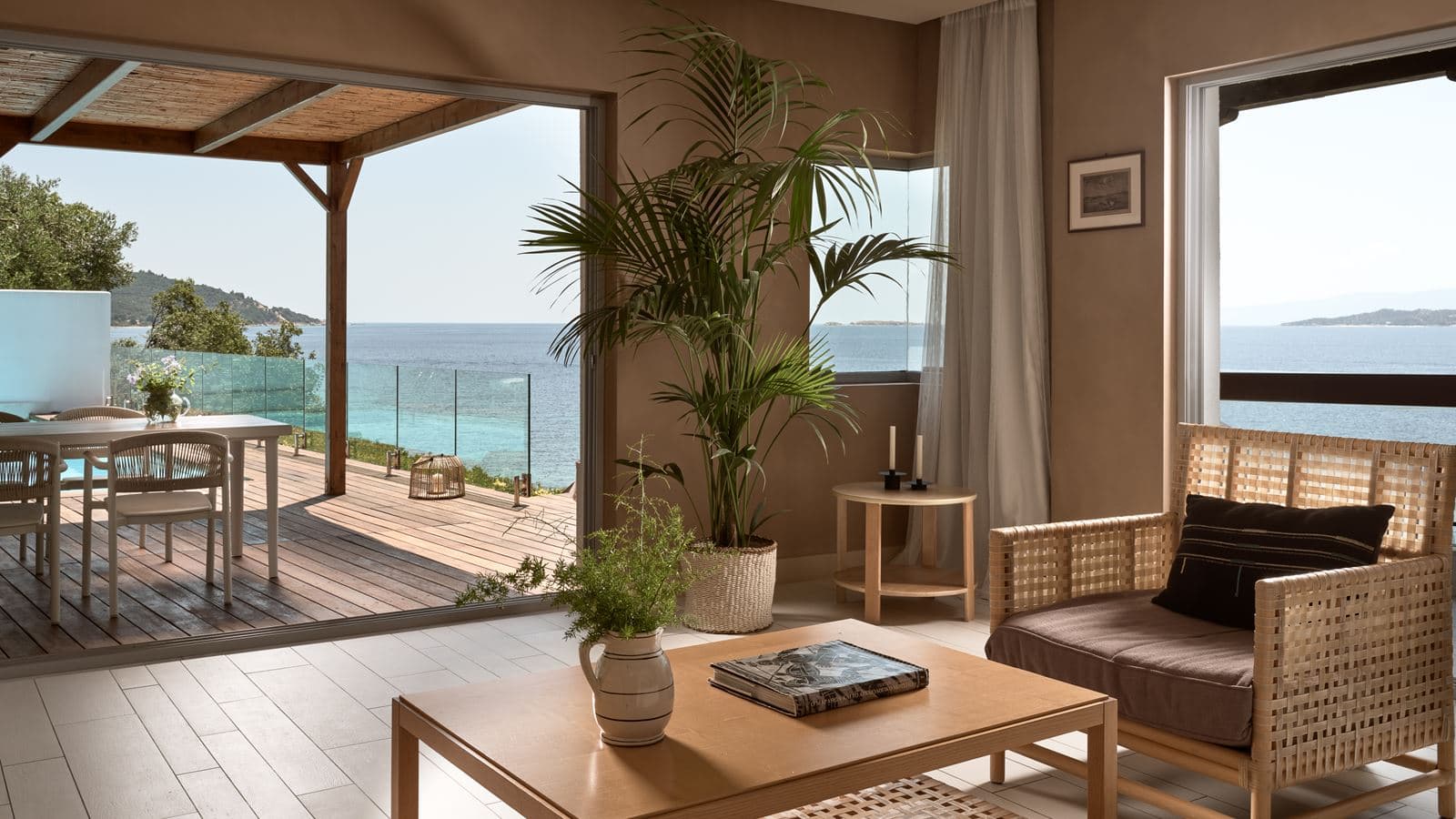 rooms-presidential-bungalow-sea-front-maria-callas