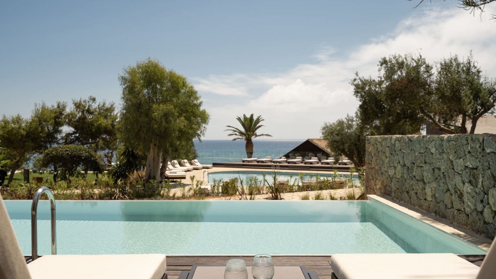 rooms-sapphire-sublime-suite-with-swim-up-pool