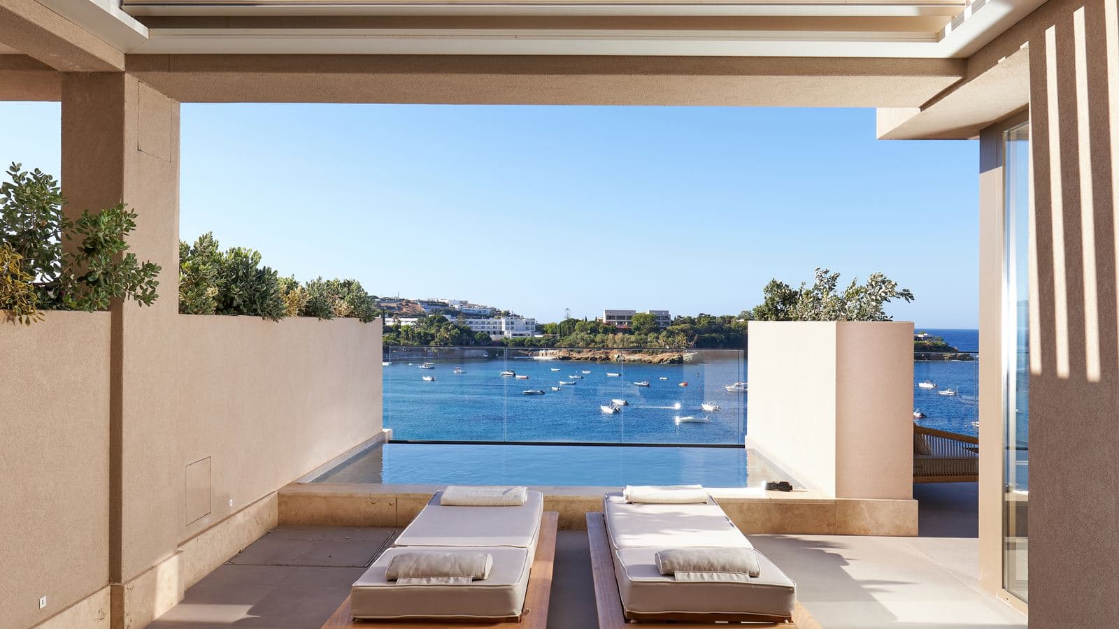 rooms-diamond-ambassador-suite-plunge-pool-sea-view
