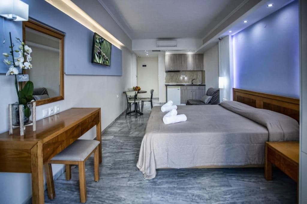 rooms-studio-with-pool-view