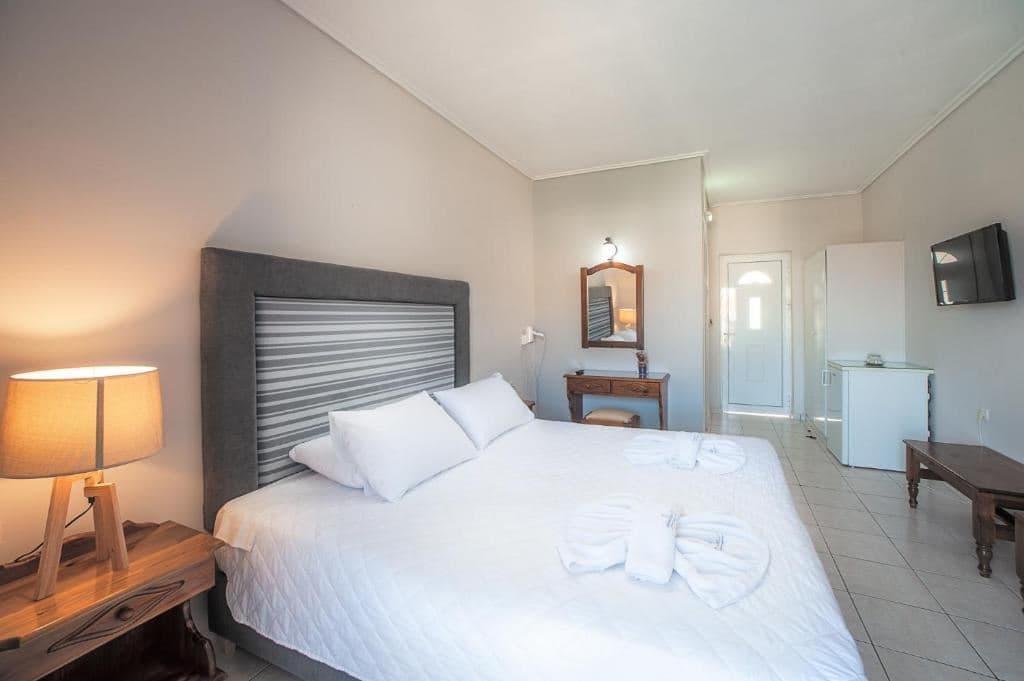 rooms-standard-double-pool-view