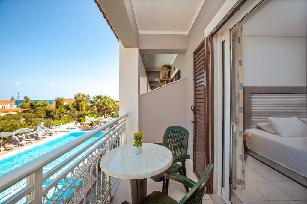 rooms-standard-double-pool-view