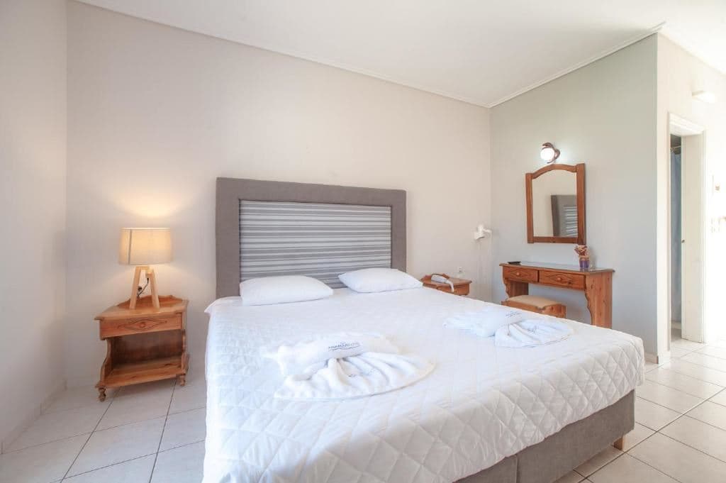 rooms-standard-double-pool-view