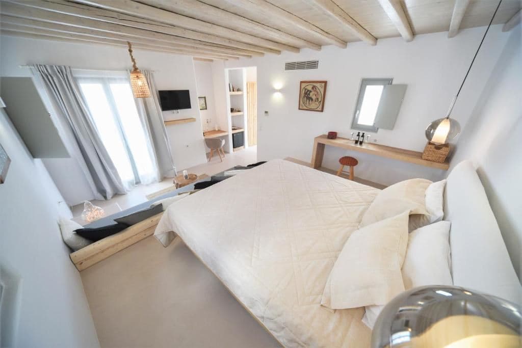rooms-deluxe-suite-with-jetted-tub--pool-view