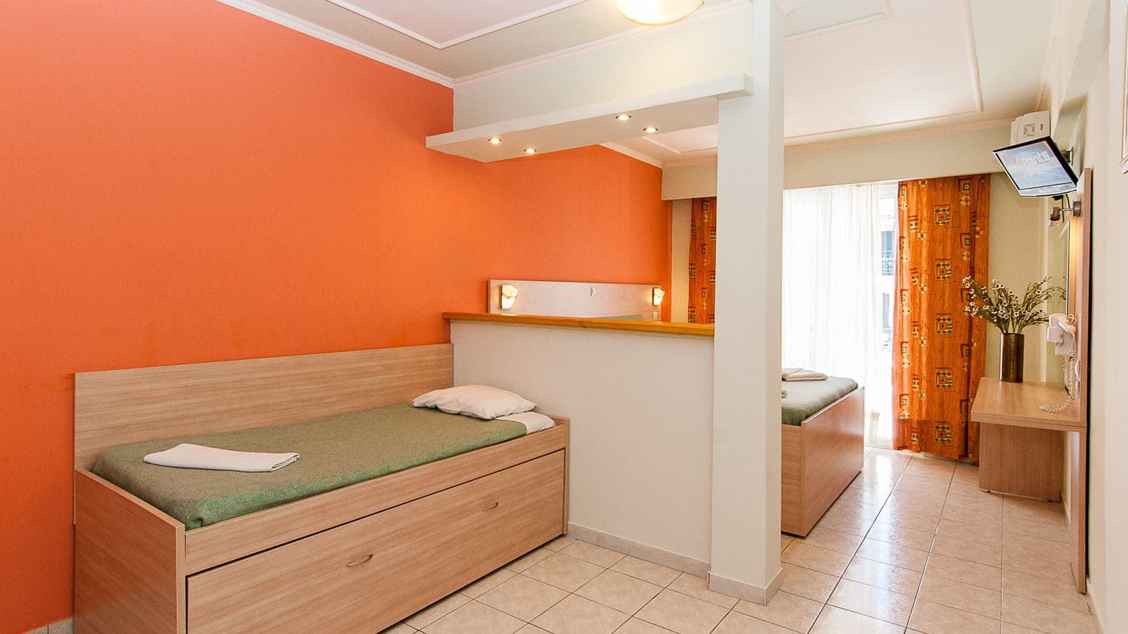 rooms-onebedroom-family-room