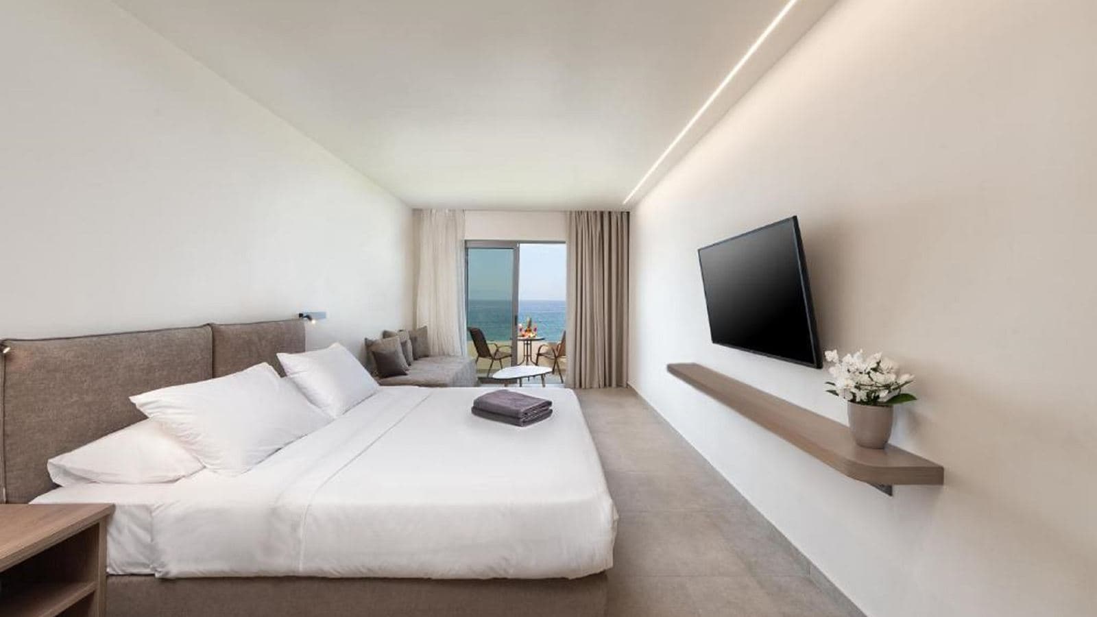 rooms-deluxe-room--poolsea-view-balcony-
