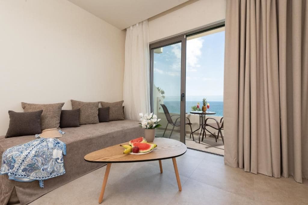 rooms-room-deluxe-seafront-balcony