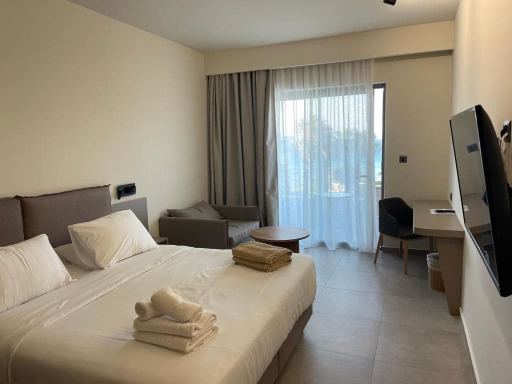 rooms-sea-and-pool-view-standard-room
