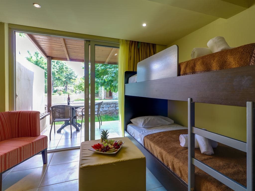 rooms-bungalow-family-large-w-bunkbed