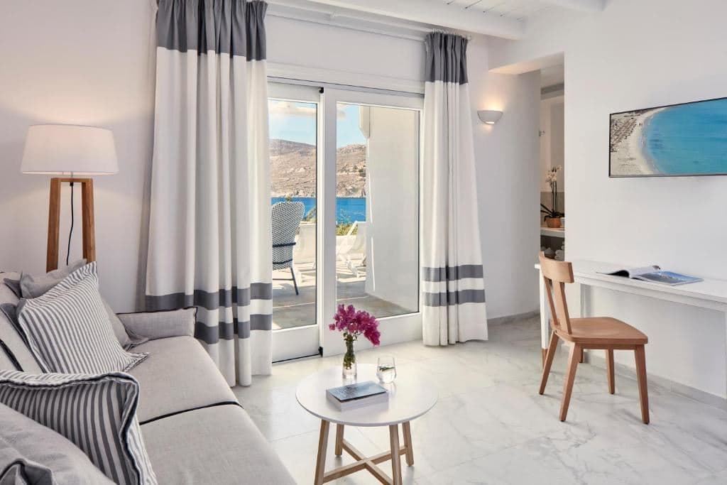 rooms-honeymoon-suite-sea-view-with-outdoor-jacuzzi
