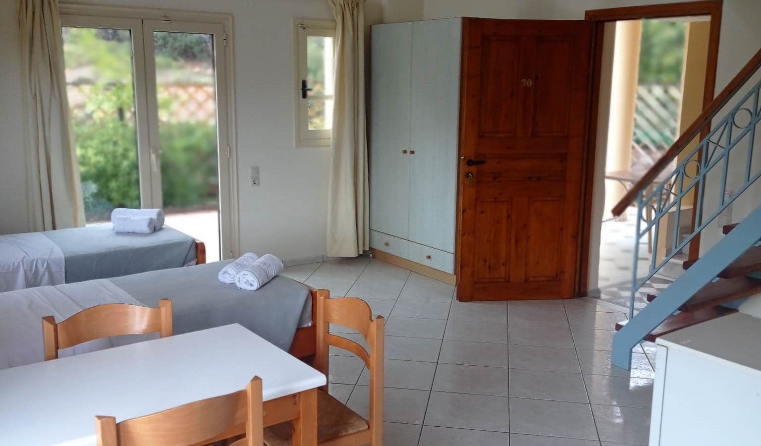 rooms-deluxw-family-room