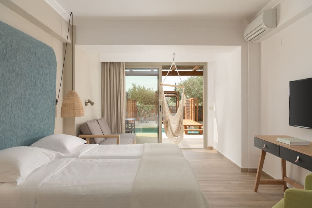 rooms-suite-junior-sharing-pool-mountain-view