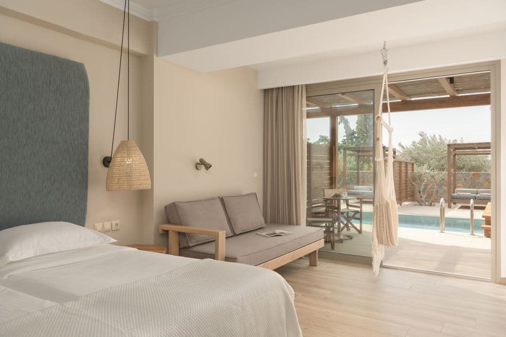 rooms-suite-junior-sharing-pool-mountain-view