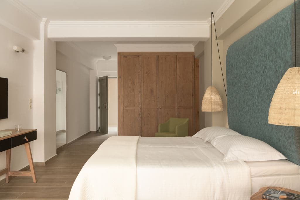 rooms-suite-junior-sharing-pool-mountain-view