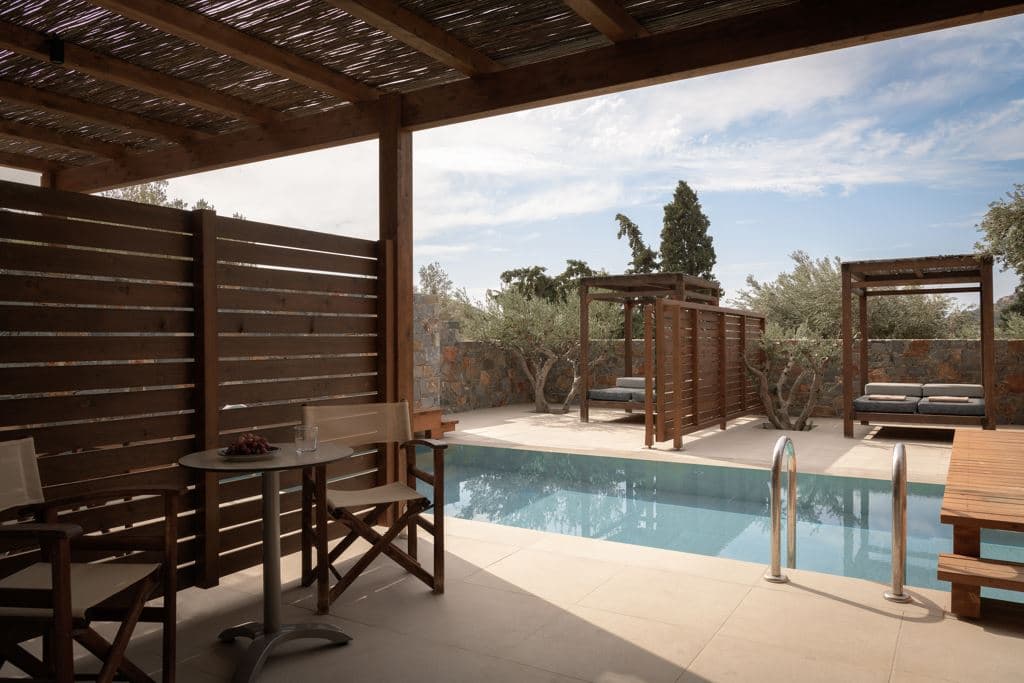 rooms-suite-junior-sharing-pool-mountain-view