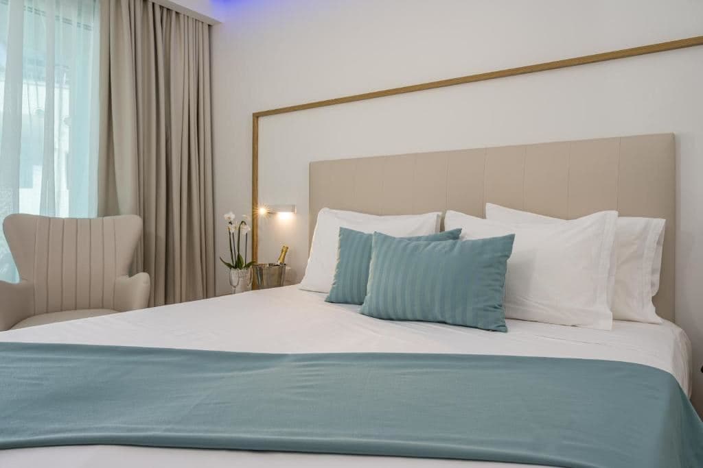 rooms-deluxe-twindouble-room-with-sharing-pool-and-sundeck