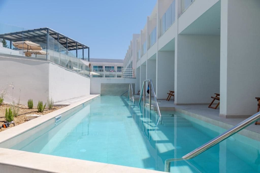 rooms-deluxe-twindouble-room-with-sharing-pool-and-sundeck