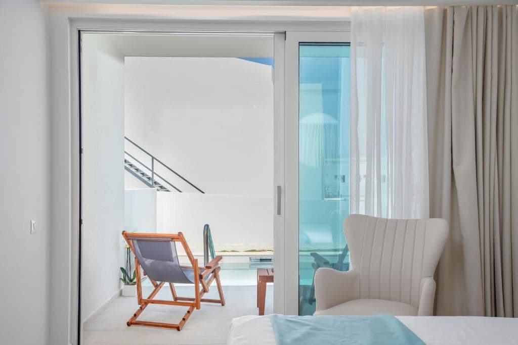 rooms-deluxe-twindouble-room-with-sharing-pool-and-sundeck