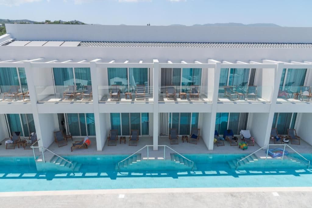 rooms-deluxe-twindouble-with-pool-view-and-sundeck