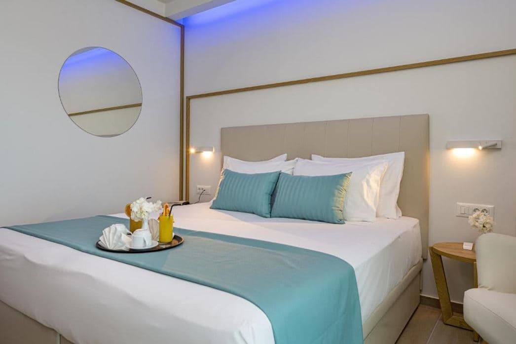 rooms-deluxe-twindouble-with-pool-view-and-sundeck