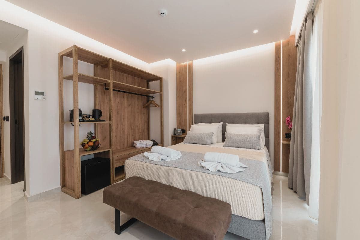 rooms-double-room-standard-with-balcony-or-window
