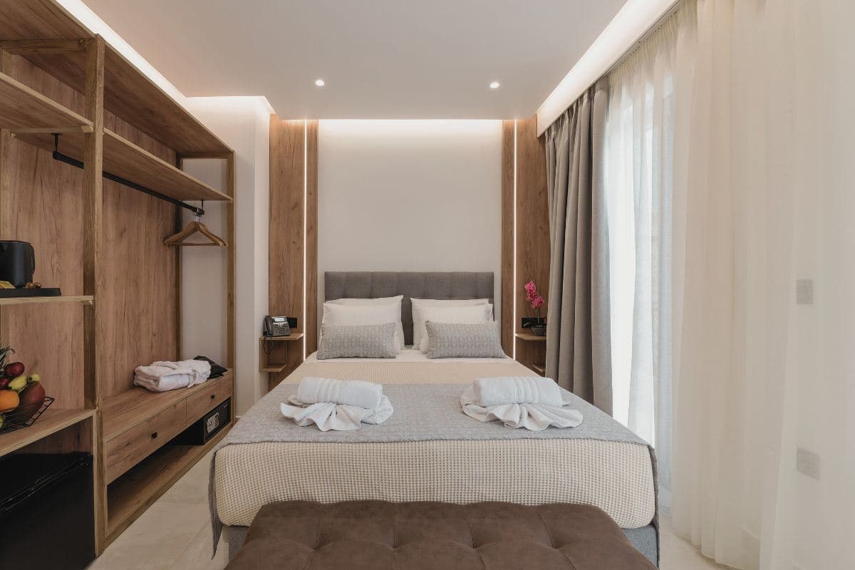 rooms-double-room-standard-with-balcony-or-window