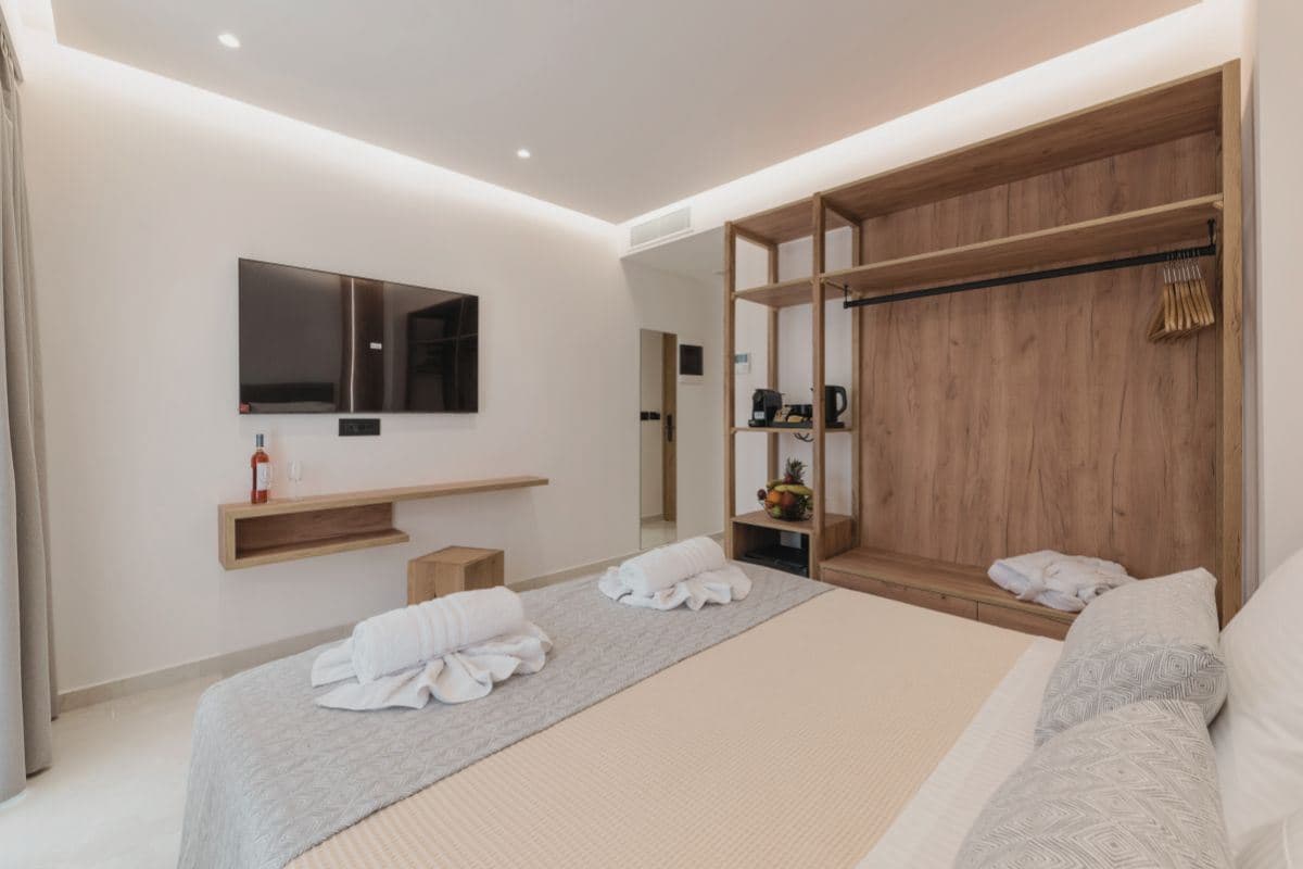 rooms-double-room-standard-with-balcony-or-window