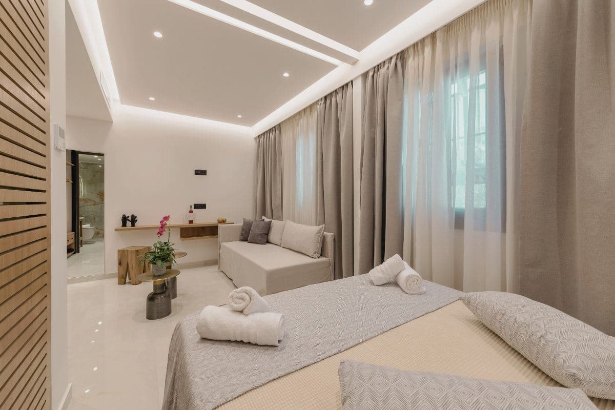 rooms-suite-superior-with-balcony-or-window