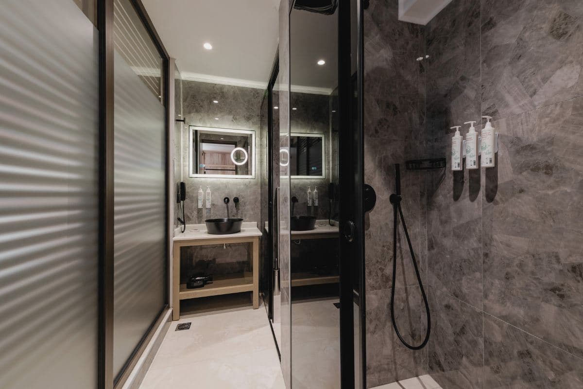 rooms-junior-suite-with-balcony-or-window
