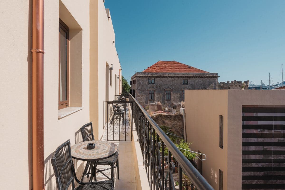 rooms-junior-suite-with-balcony-or-window