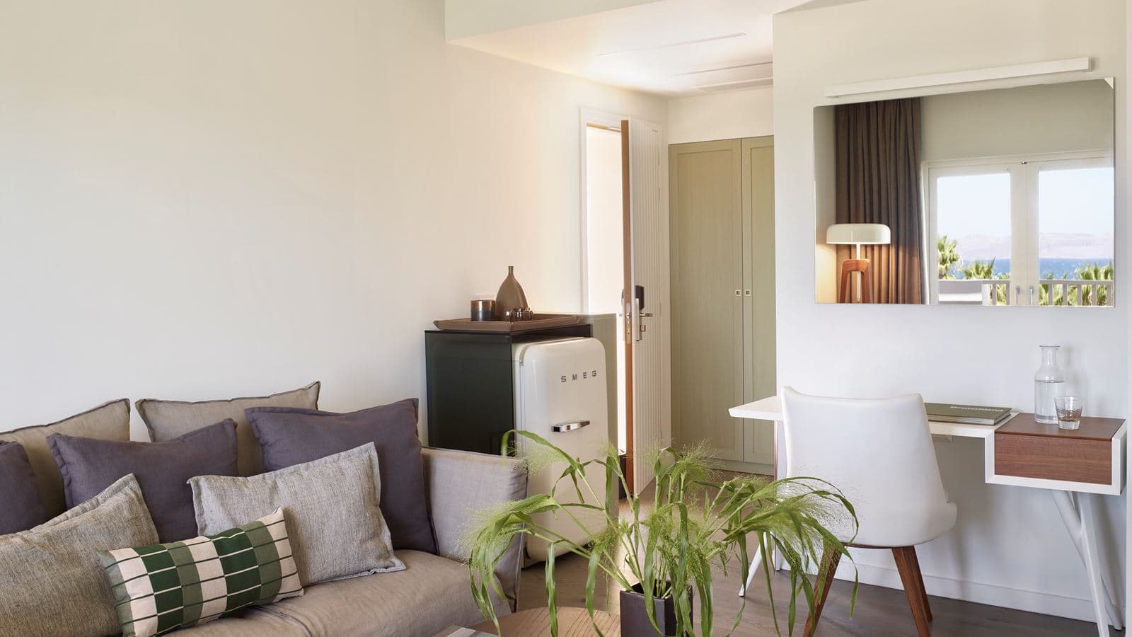 rooms-luxury-suite-one-bedroom-sea-view-balcony-or-terrace