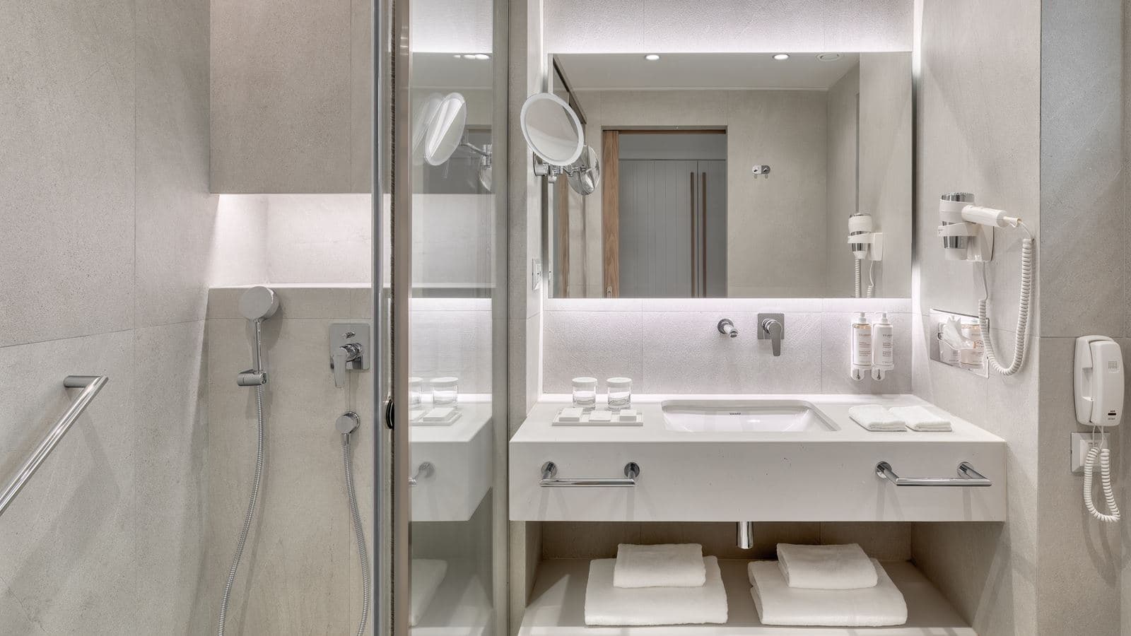 rooms-deluxe-twin-room-with-balcony-or-terrace