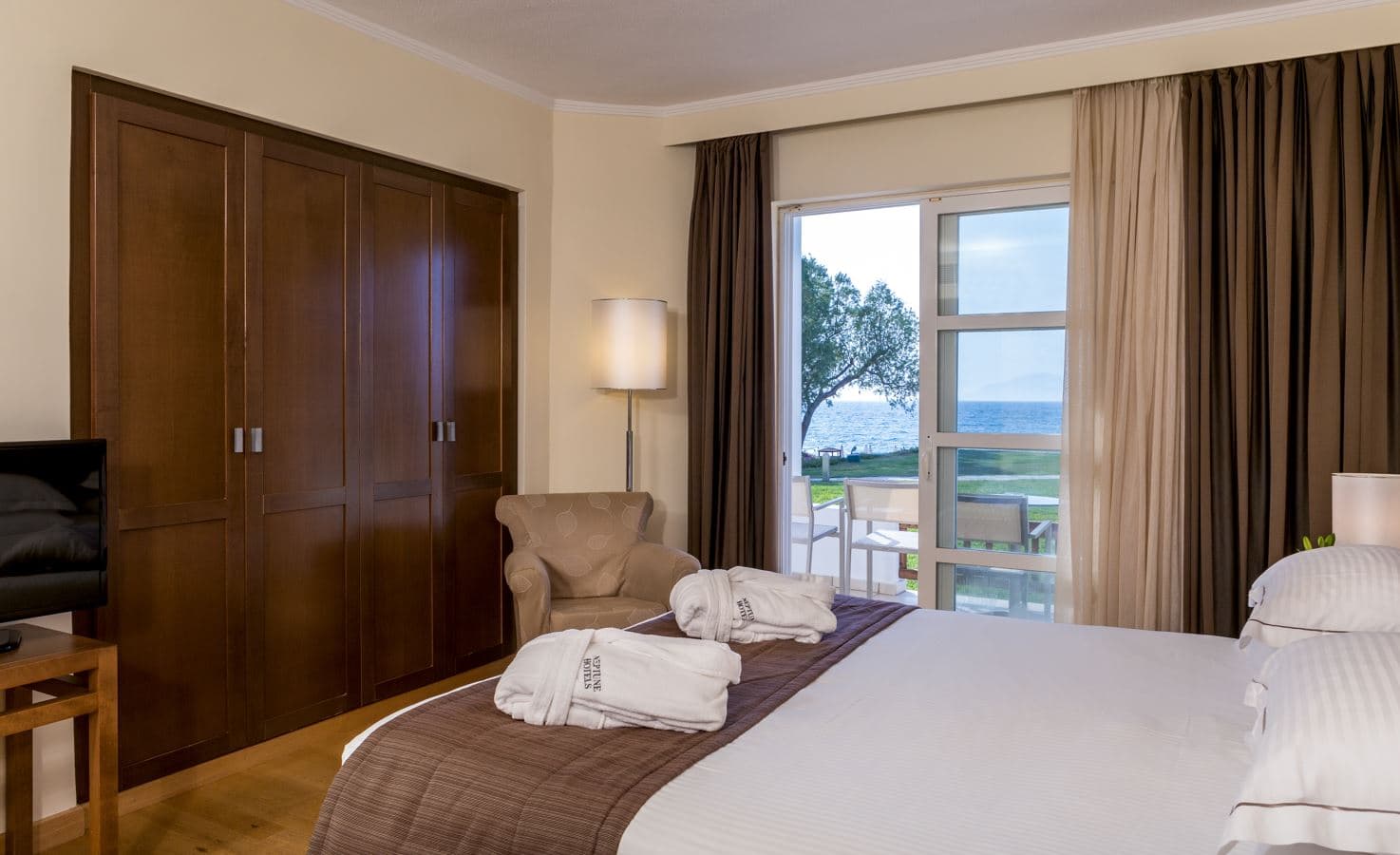 rooms-superior-apartment-1-bedroom-1st-row-seafront-balcony-or-terrace