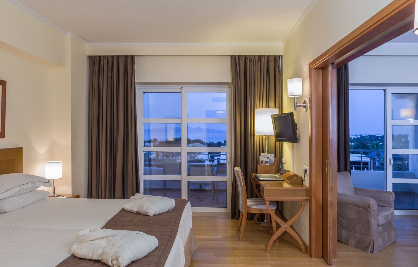 rooms-family-suite-with-balcony