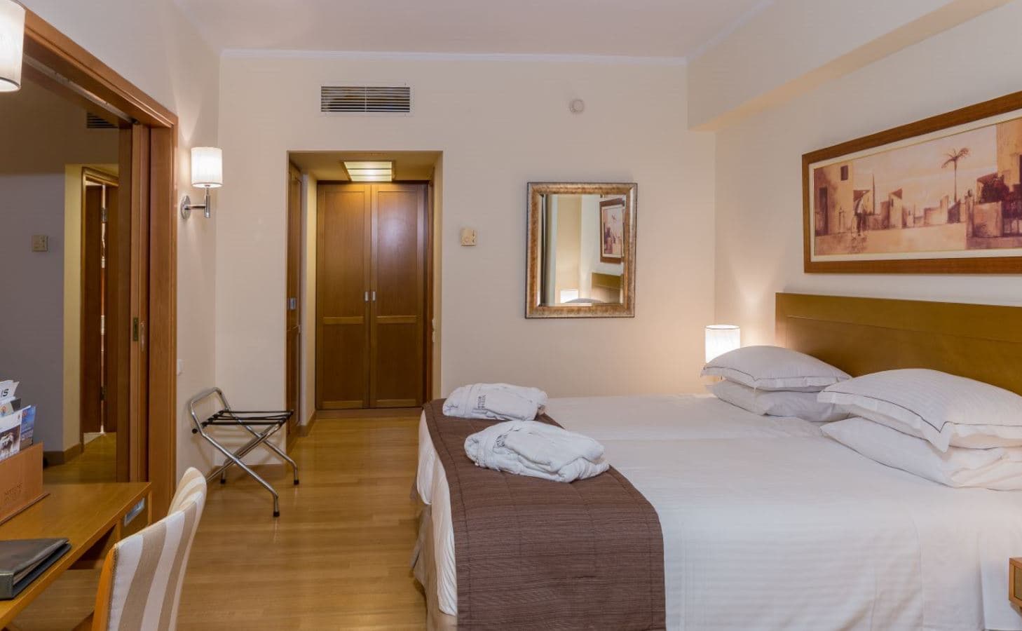 rooms-family-suite-with-balcony